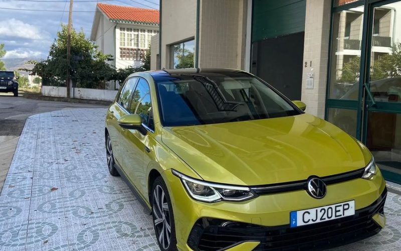 Volkswagen Golf amarelo